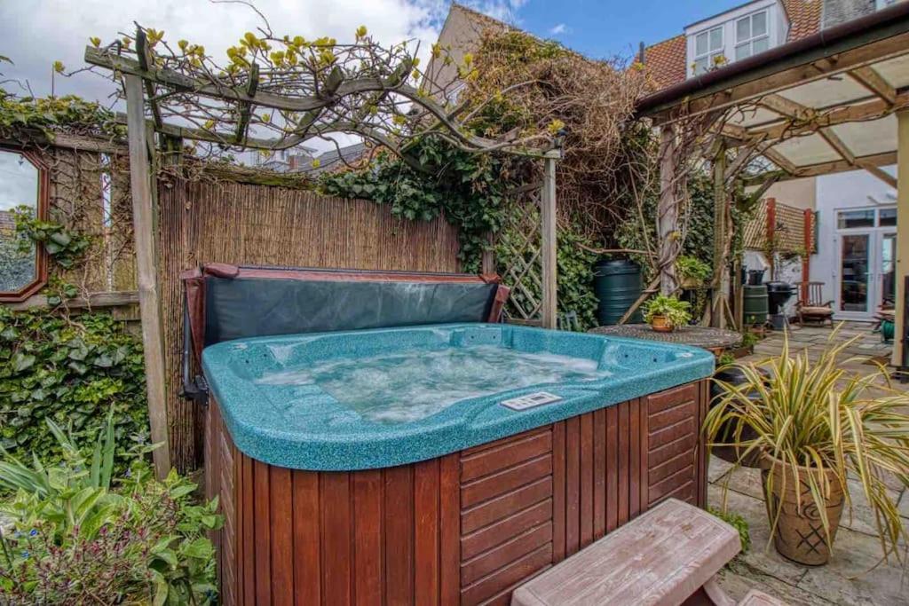 Large Character Home, Hot Tub, Beach 5 Min Walk Gorleston-on-Sea Zewnętrze zdjęcie